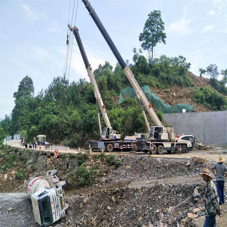 故城县汽车掉沟里叫吊车救援要多少钱